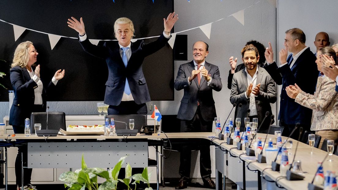 Partijleider Geert Wilders van de PVV een dag na de Tweede Kamerverkiezingen. Tweede rechts van hem Sebastian Kruis