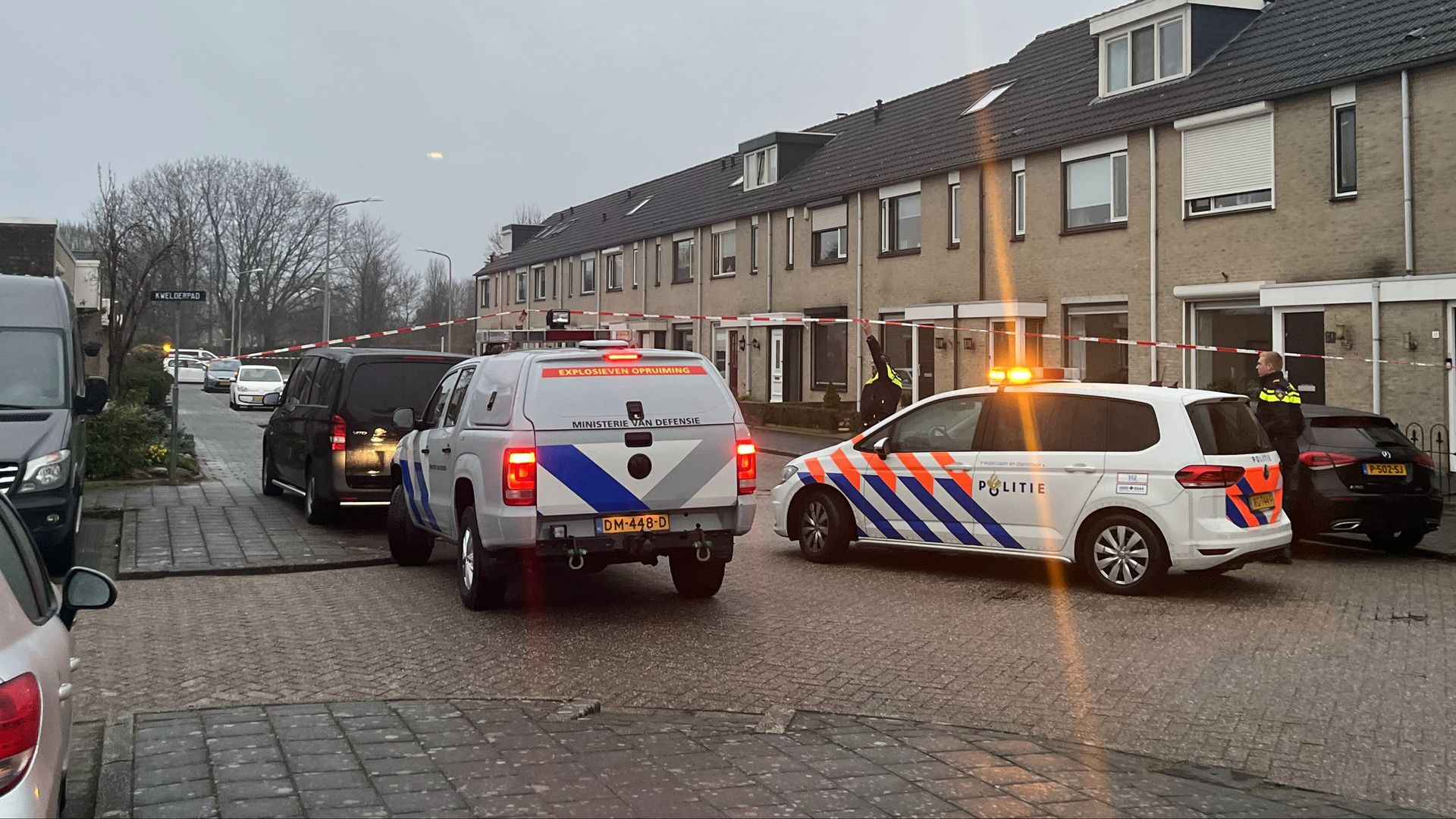 Auto Belandt Op De Kop In Smalle Sloot, Inzittenden Onderkoeld ...