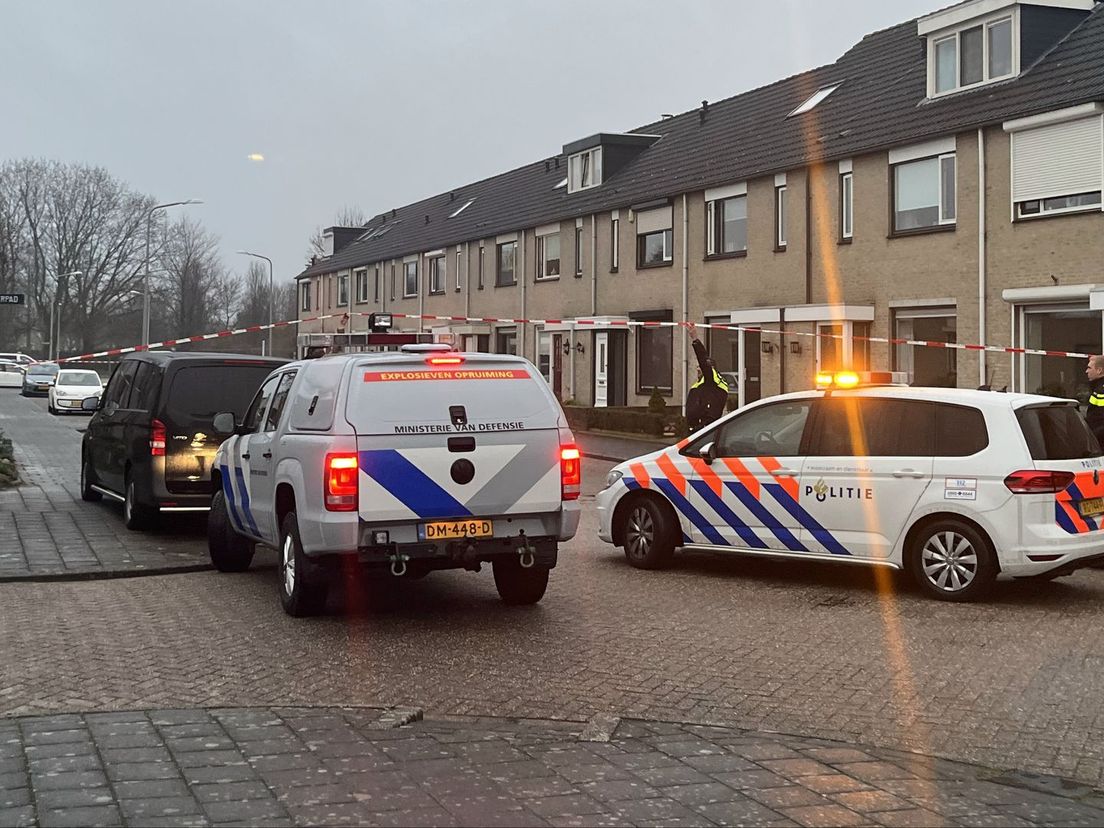 Wapens in woning 's Gravendeel, de straat is afgezet en woningen in de omgeving zijn ontruimd