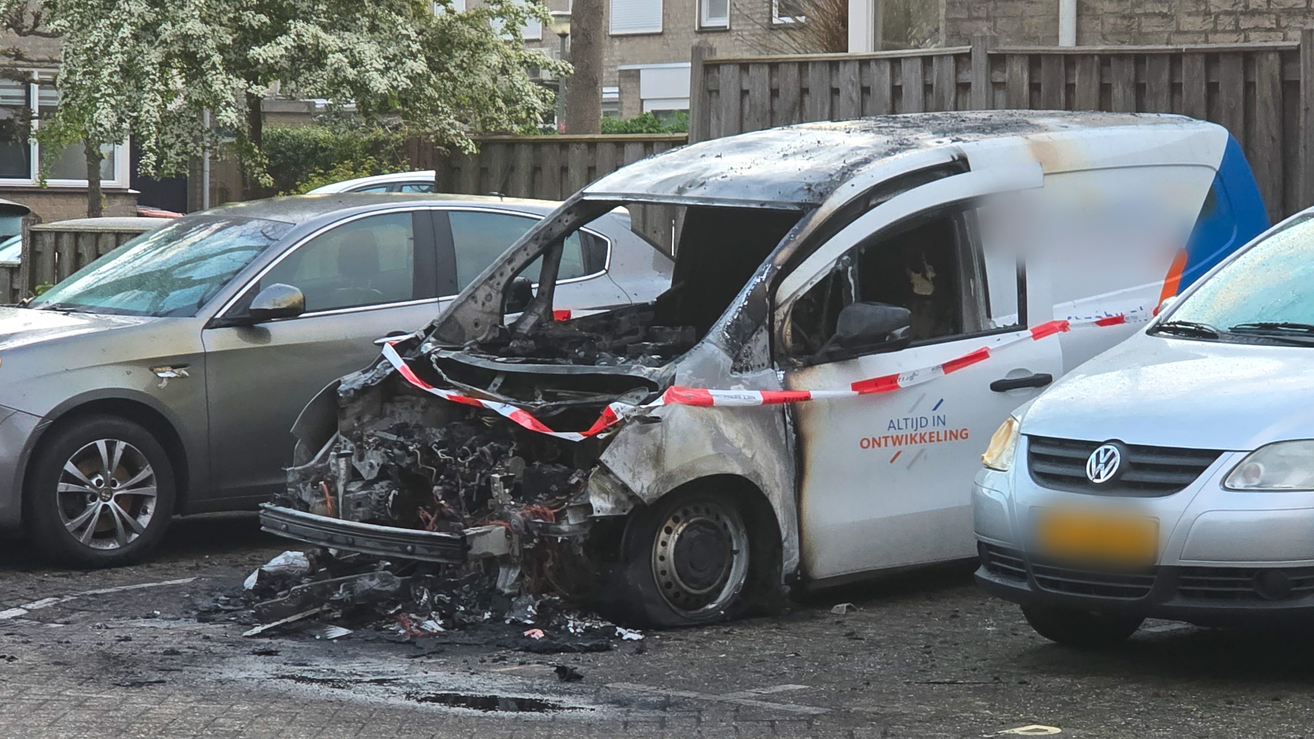 Van de voorkant van de bedrijfsbus is weinig over.