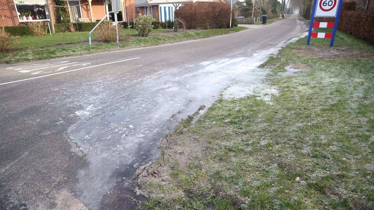 Weg glad door lek in waterleiding in Daarlerveen