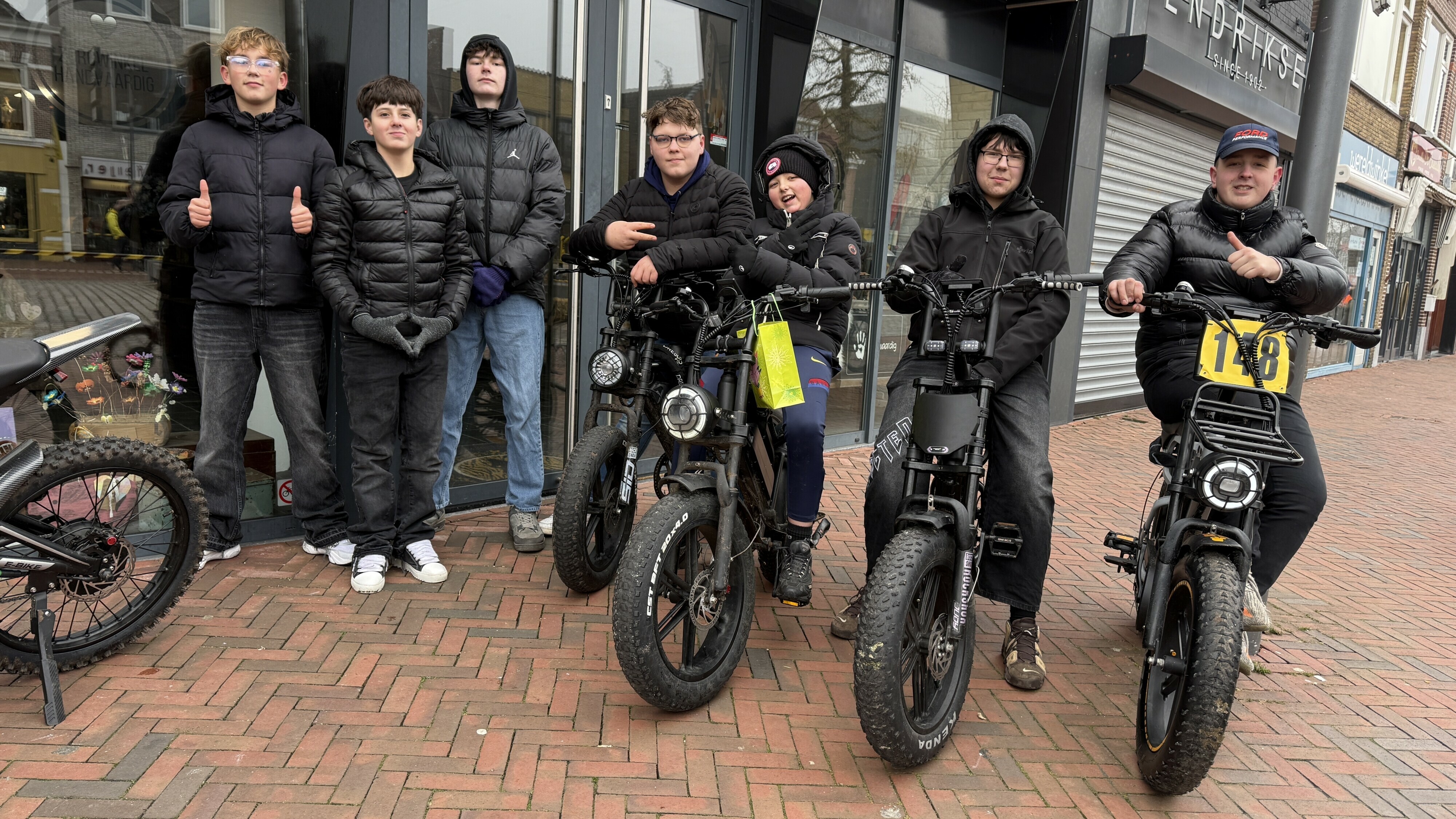 Jongeren in het centrum van Hoogeveen op fatbike langs hindernissen: 'Gewoon goed uitkijken'