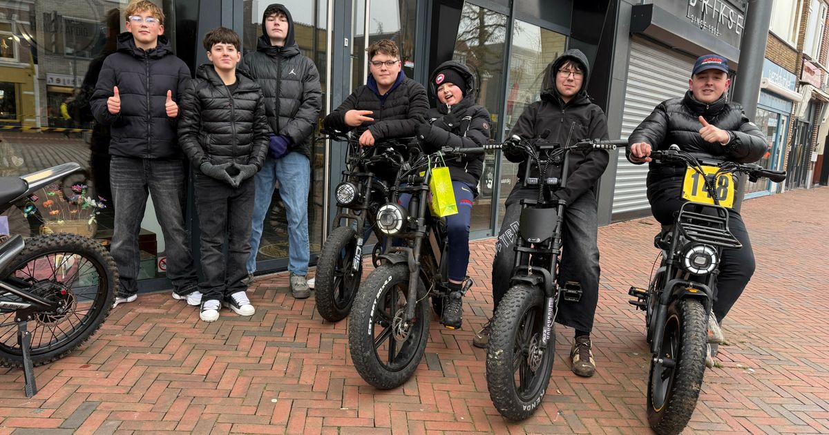 Des jeunes dans le centre de Hoogeveen sur des fatbikes franchissant les obstacles : « Faites attention »