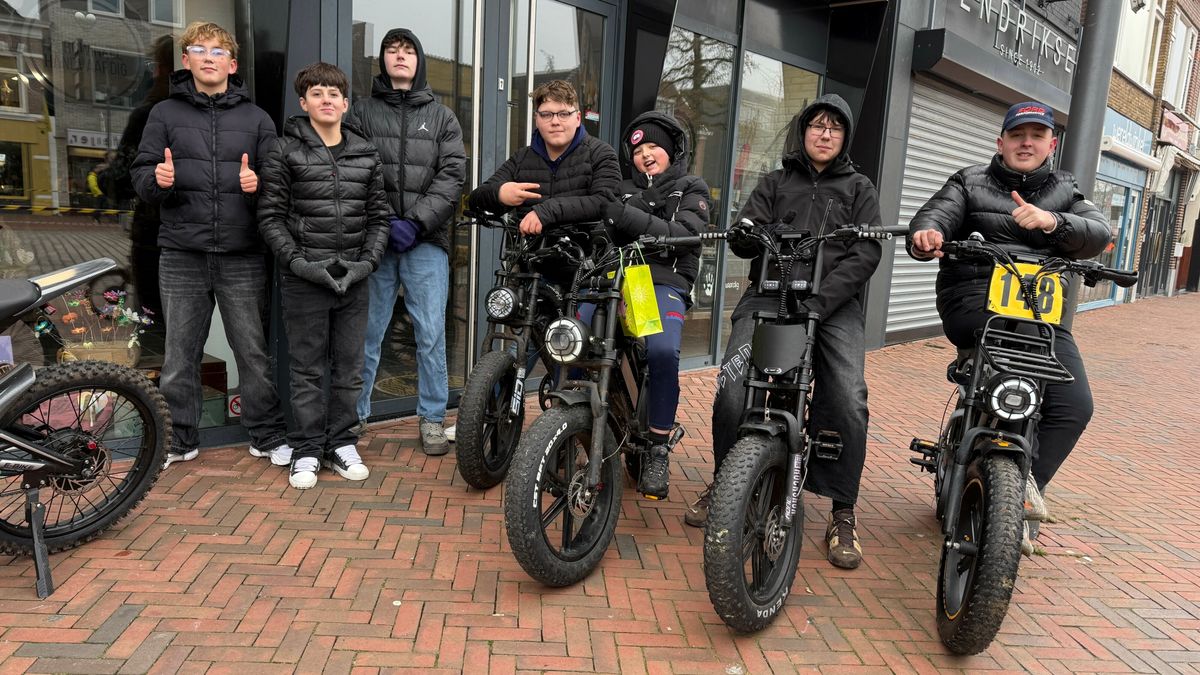 Jongeren in het centrum van Hoogeveen op fatbike langs hindernissen: 'Gewoon goed uitkijken'