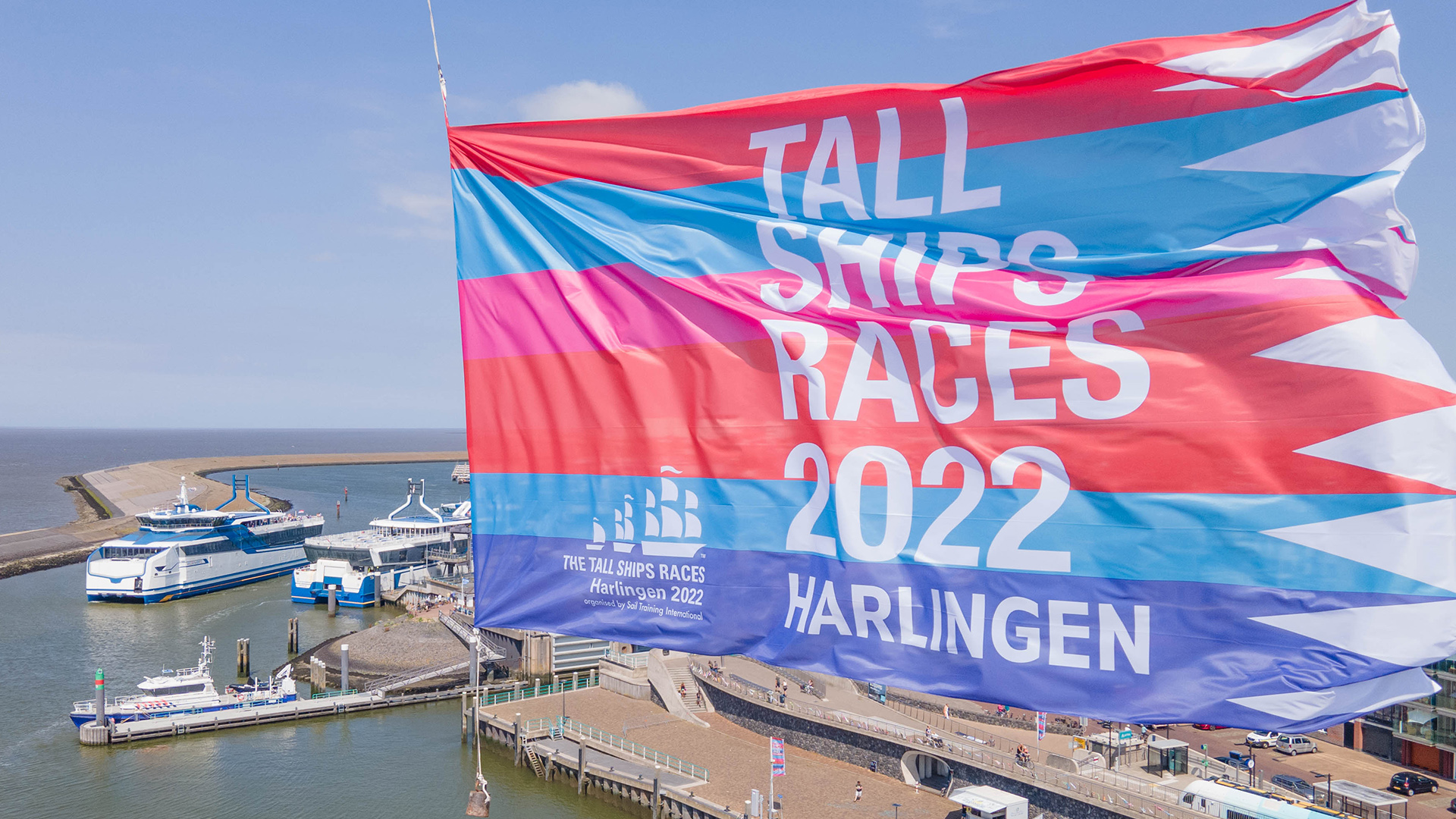 Organisatie Tallships Races weet geld te verdienen uit oude vlaggen en posters