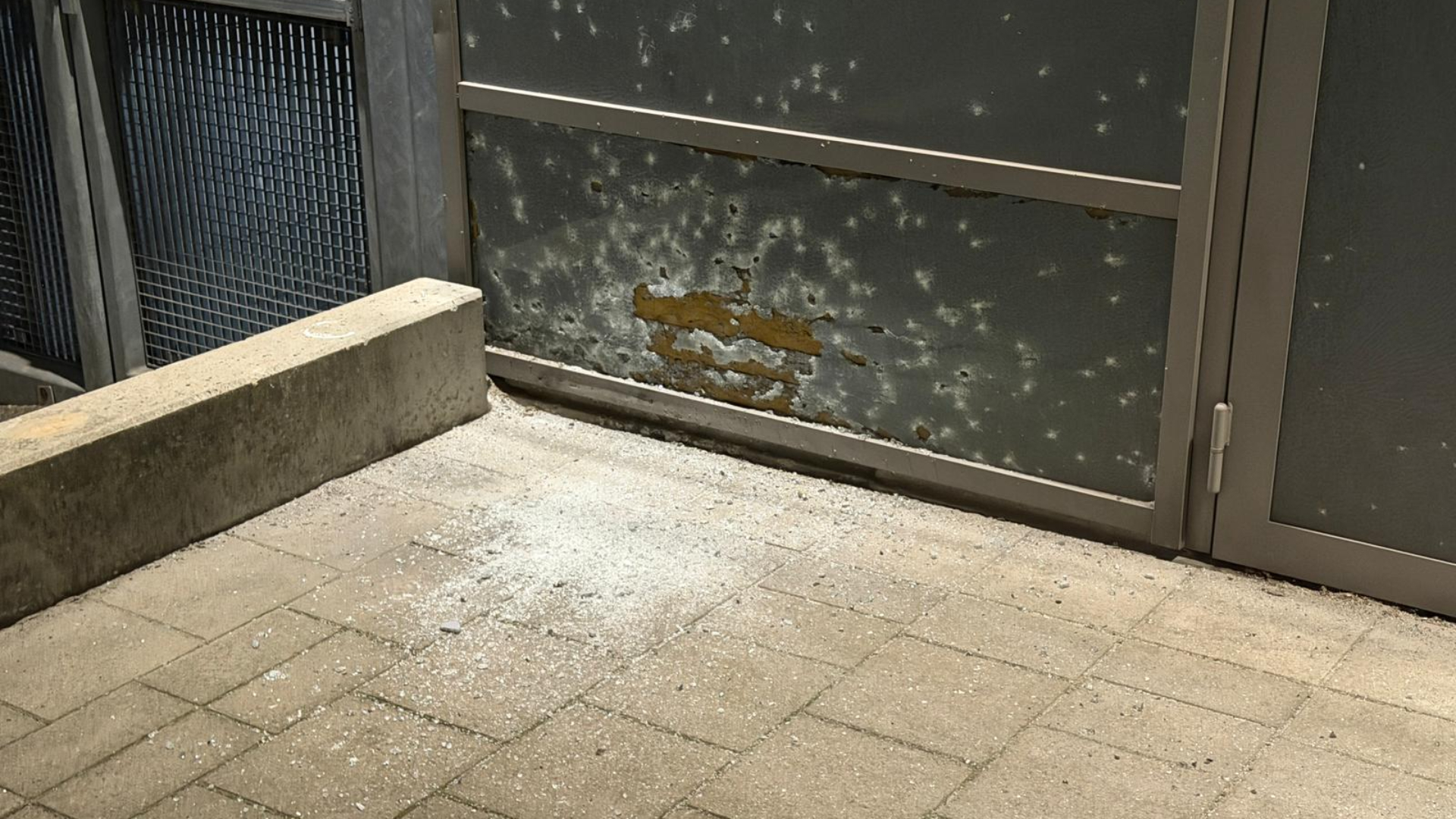 Schade aan het gebouw door de explosie.