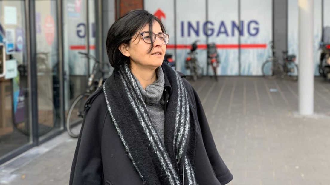Met tegenzin keert Fatima L'Bouhdidi terug naar de plek waar ze destijds pinde.