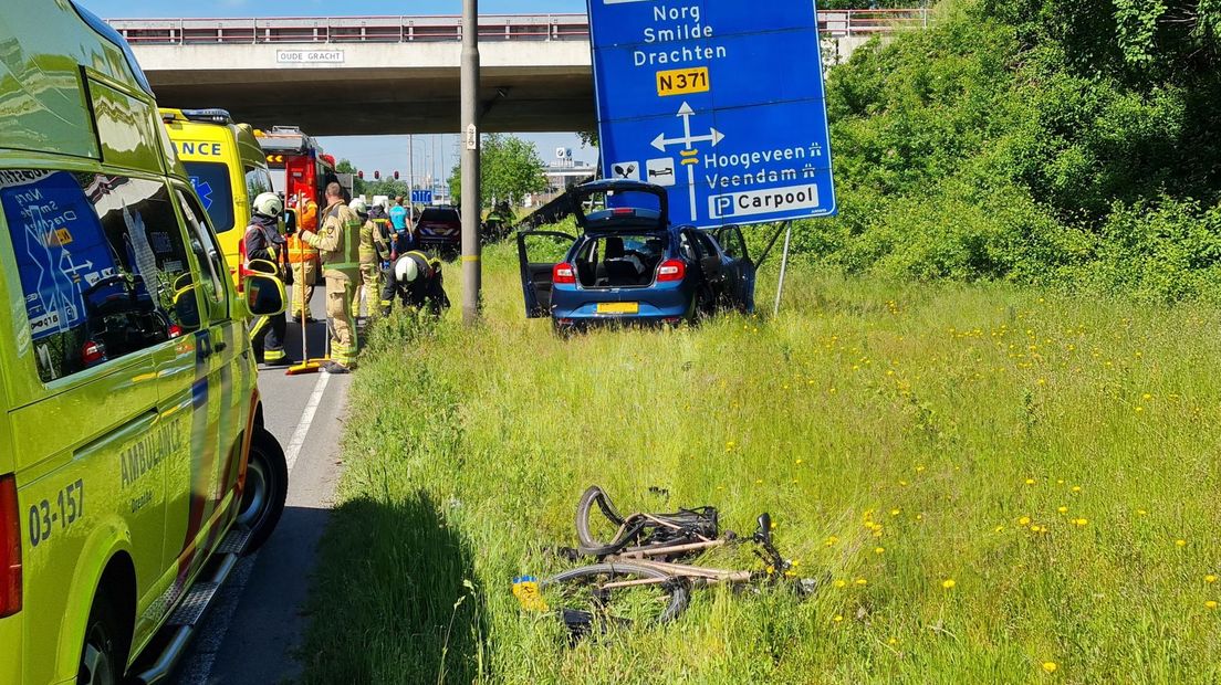 De man is vermoedelijk over een van de fietsen heengereden