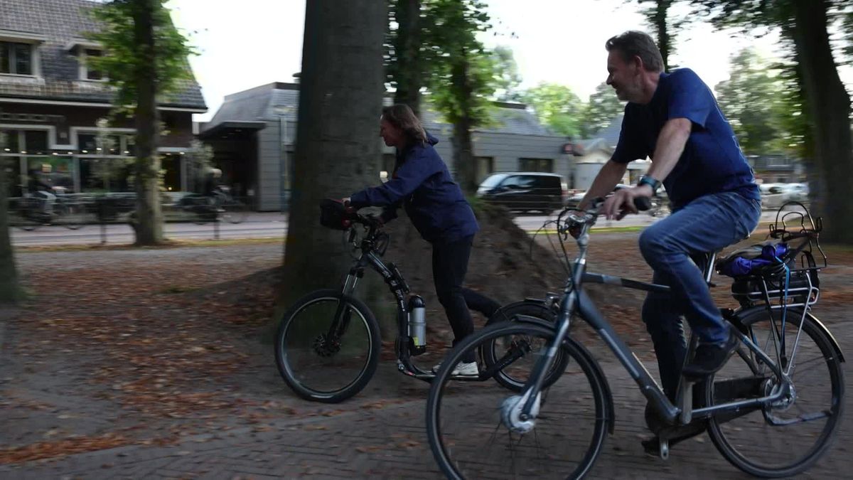 Schalkhaarders op de fiets naar het stadhuis.