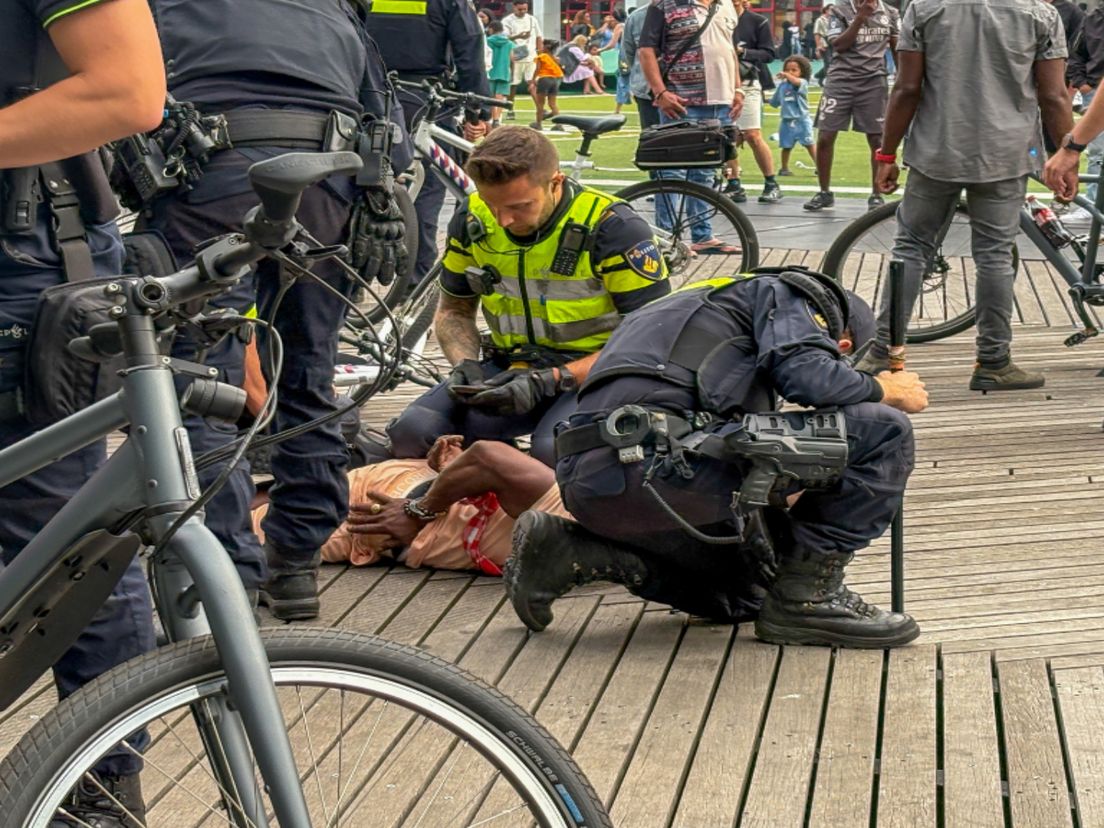Aanhouding op het Schouwburgplein tijdens het zomercarnaval