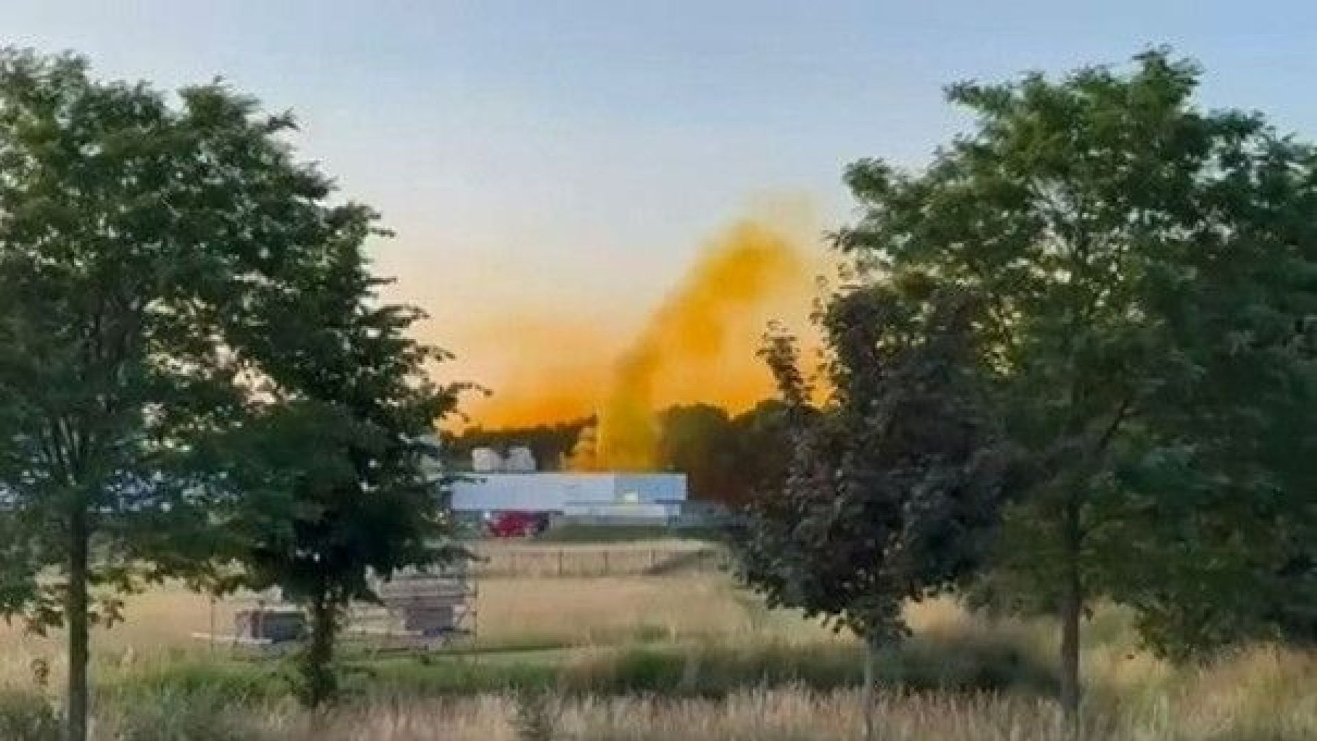 Na de explosie waren grote, oranje rookwolken te zien boven het terrein.