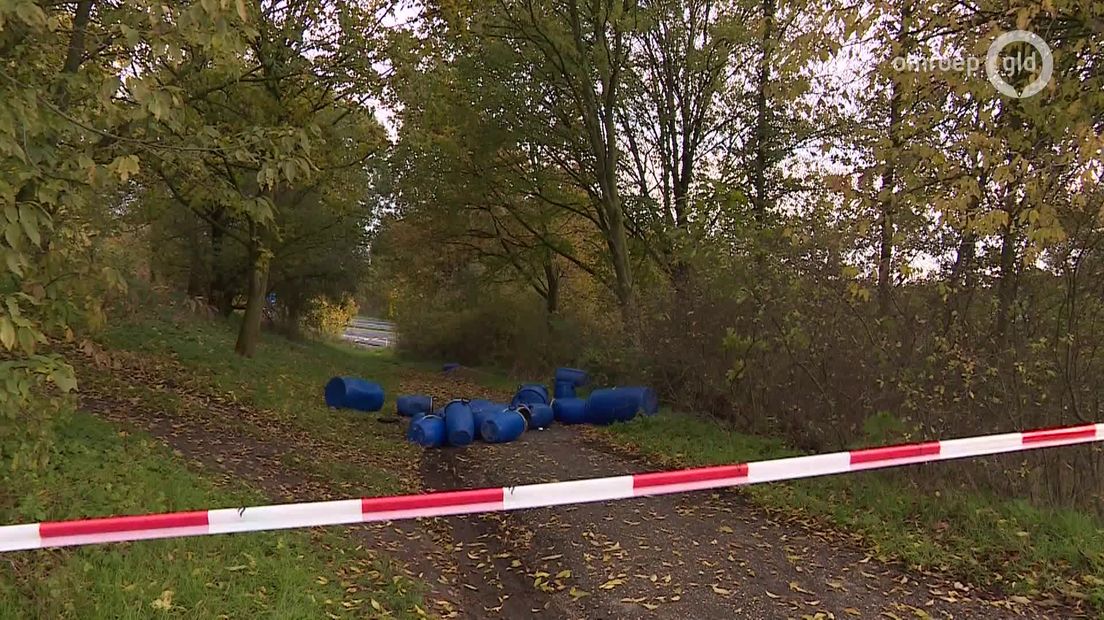 Op zeven locaties in en rond Arnhem zijn afgelopen maand vaten met chemicaliën gedumpt. Burgemeester Ahmed Marcouch maakt zich er flink druk om.