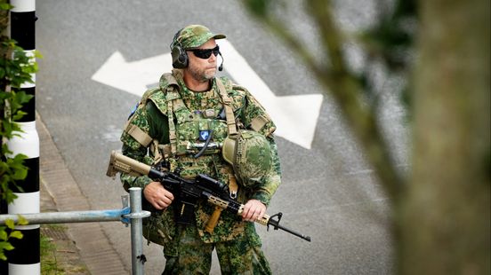 Militaire jeeps door straten, ruim 100 militairen beveiligen belangrijke gebouwen Home