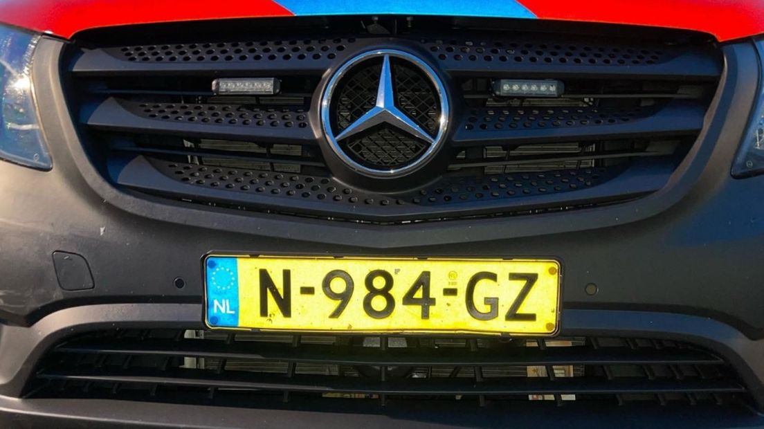 Twee biljetten van vijftig euro verdwenen achter de grille van een politieauto