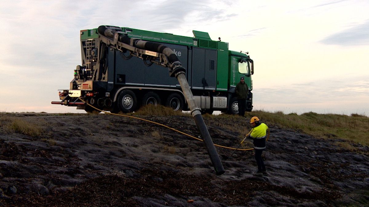 Schoonmaak om herkomst plastic korrels te onderzoeken