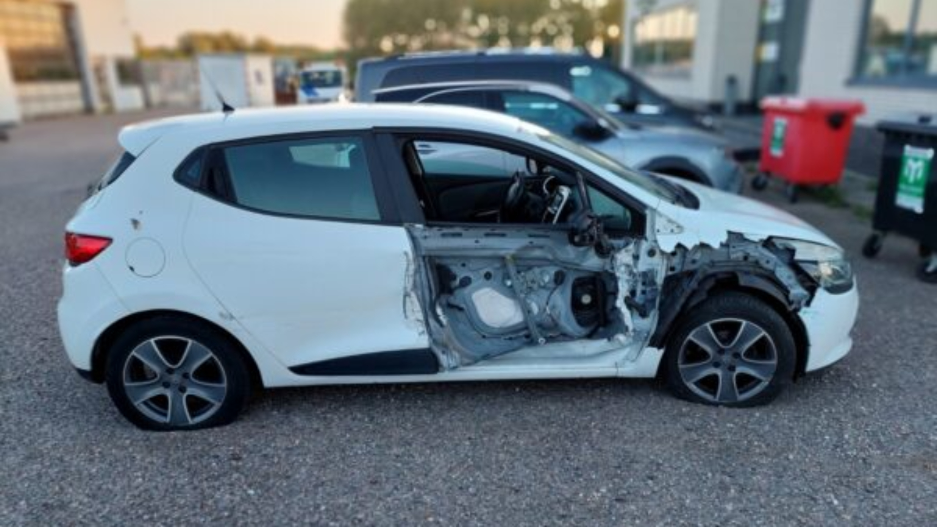 Een auto botste op de West-Kinderdijk in Alblasserdam tegen een container.