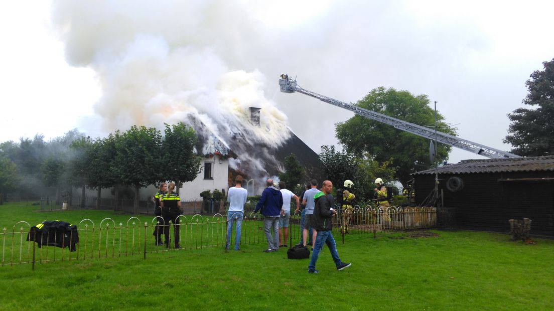 Er is weinig meer over van een grote woonboerderij aan de Reethsestraat in Elst. Daar sloeg zondagochtend de bliksem in. De kap op het pand is van riet en vloog als eerste in brand. Het vuur sloeg daarna over naar de rest van de woning.