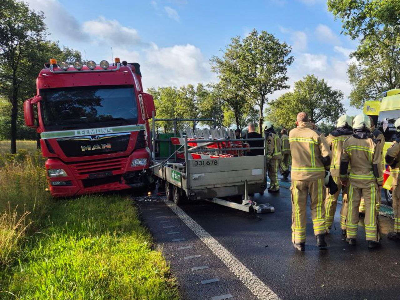 N34 tussen Gieten en Gasselte afgesloten na ongeluk met meerdere voertuigen. N34 tussen Gieten en Gasselte afgesloten na ongeluk met meerdere voertuigen.