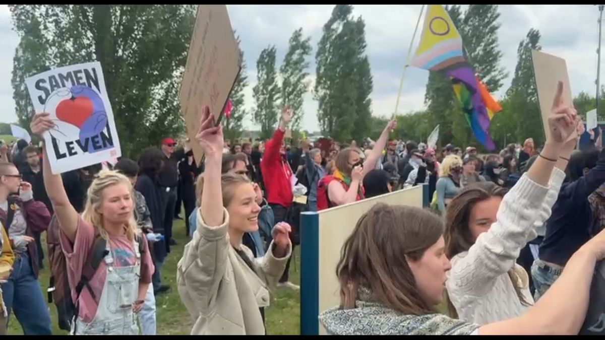 Links demonstreert tegen rechts in Ter Apel