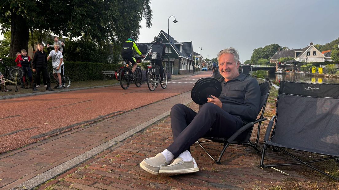 Dizze man klapperet mei deksels fan in panne
