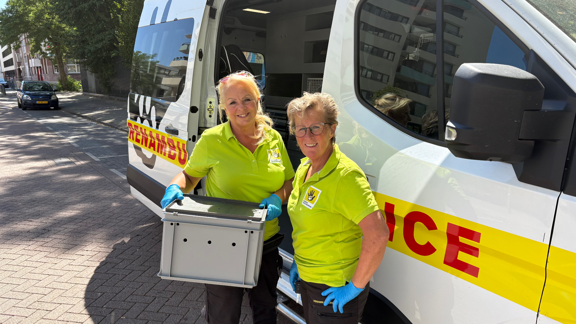 Marian (L) en Yolanda (R) zijn allebei vorig jaar begonnen bij de Dierenambulance.