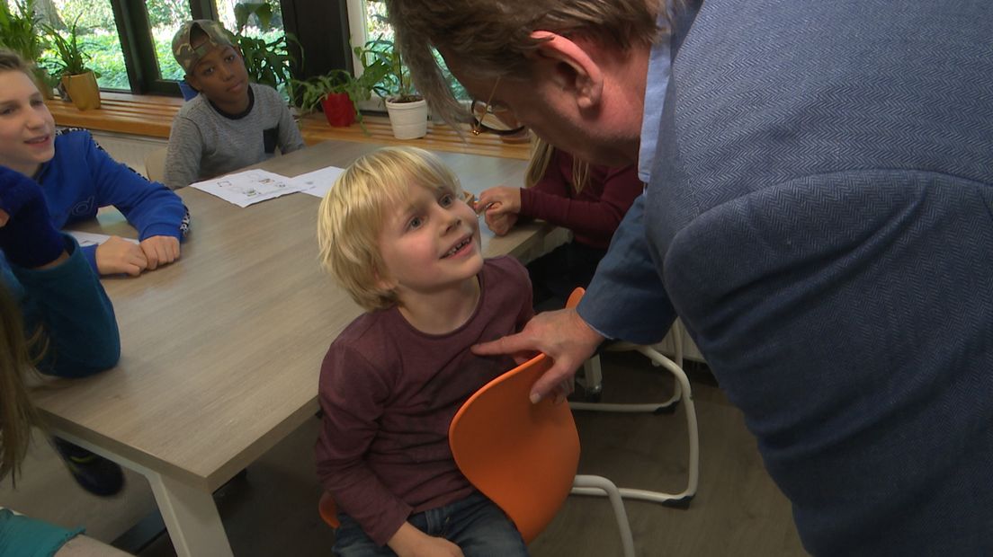 Henk in gesprek met de kinderen