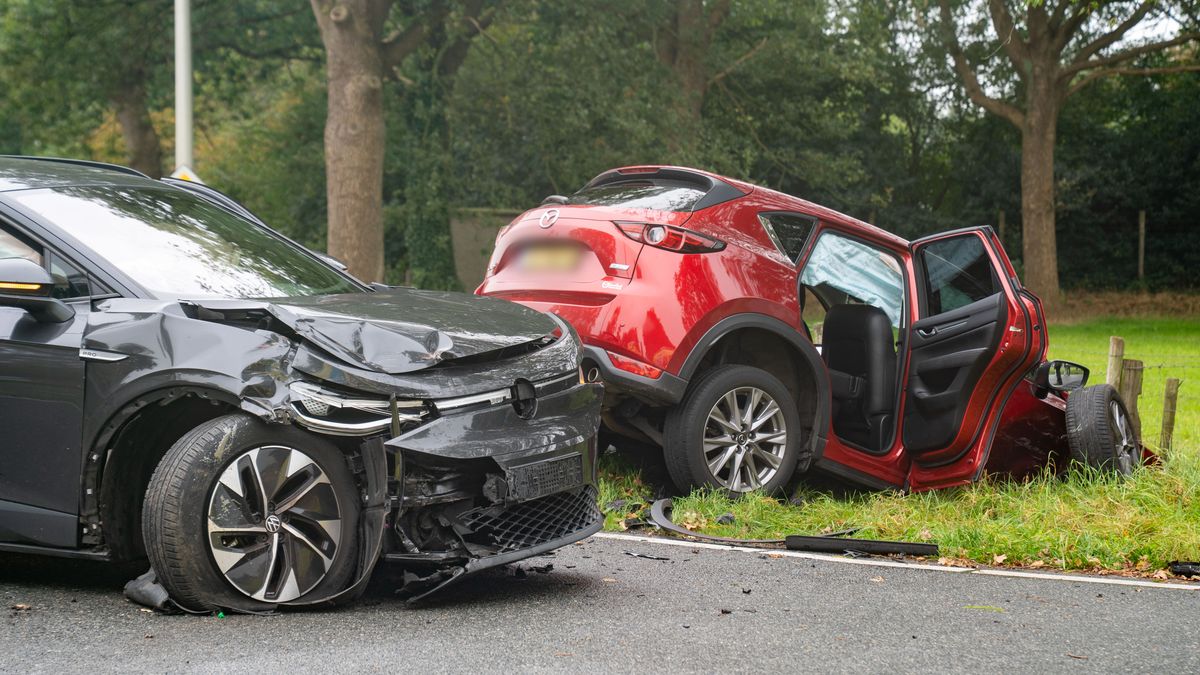Wiel breekt af bij botsing auto's tussen Raalte en Heeten: twee gewonden