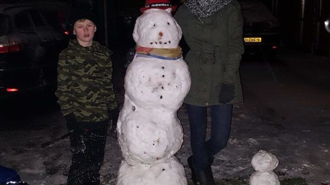 Deze sneeuwpop kreeg een zomers RTV Drenthe-hoedje (Rechten: Jaap Jansen)