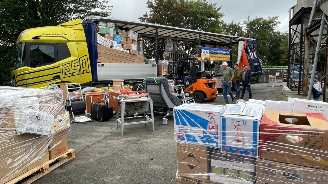 De vrachtwagen met spullen voor het hospice wordt geladen