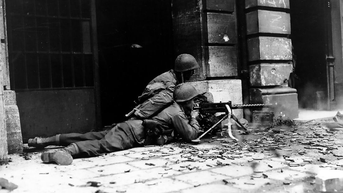 Amerikaanse soldaten in de straten van Aken - Publiek Domein