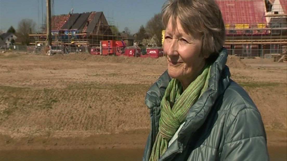 Even niet opgelet of een onduidelijke weg? De 70-jarige Anneke de Pauw uit Lent rijdt maandagavond met haar auto de Bemmelsedijk af, de sloot in. Ze heeft even niet in de gaten dat de weg afbuigt terwijl het door de belijning lijkt alsof ze rechtdoor moet.