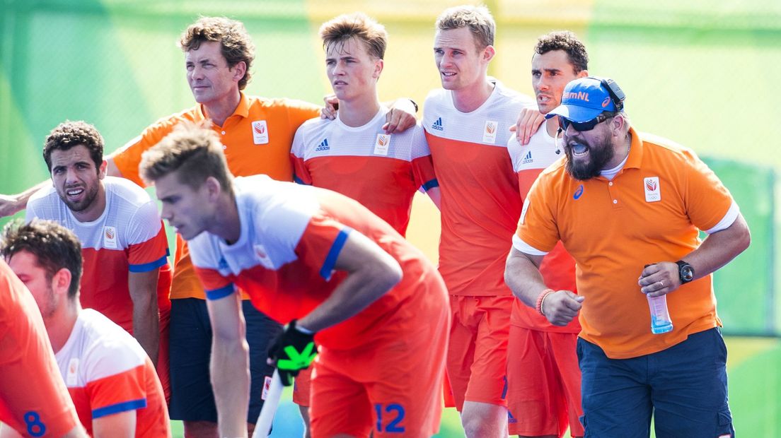 Bondscoach Max Caldas (rechts) tijdens de shoot-outs tegen Duitsland.