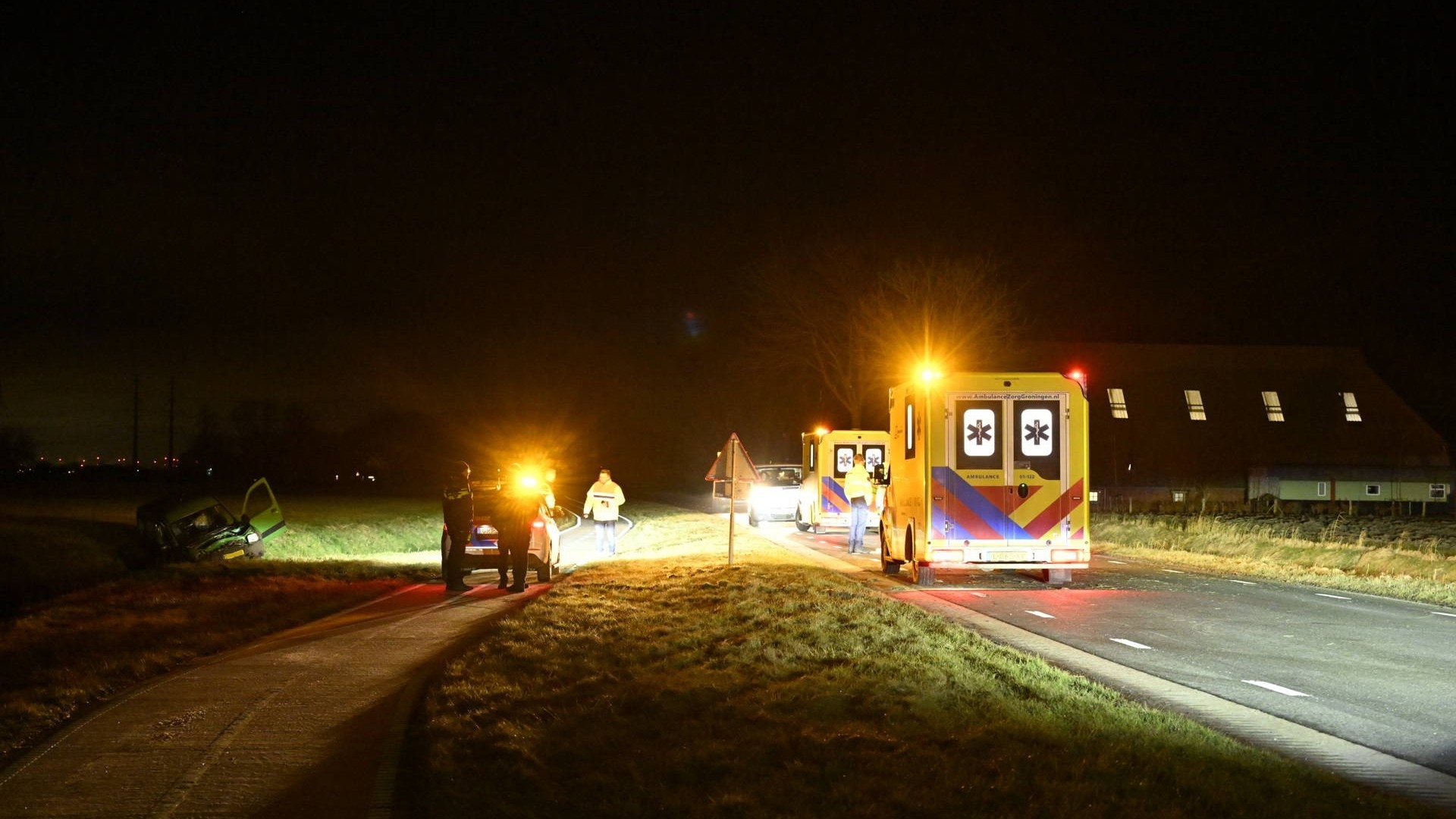 Hulpdiensten rukken uit voor ongeluk bij Stedum.