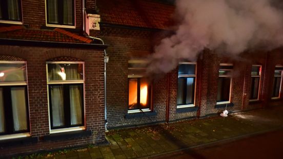 Brandweer slaat raam in en gooit meubels naar buiten bij woningbrand Nieuws