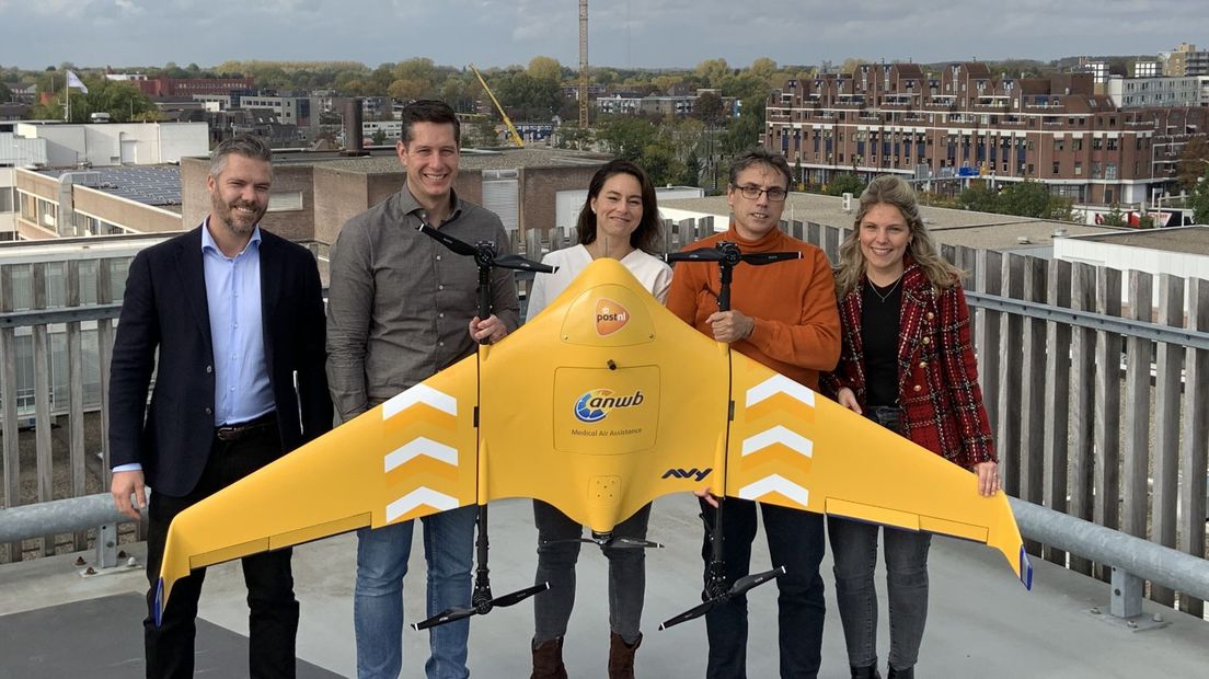 Initiatiefnemers met een prototype van de Medical Drone op het dak van St. Antonius.