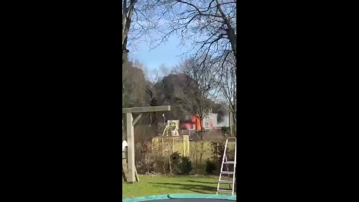 Beelden van de brand vanuit een naastgelegen woning.