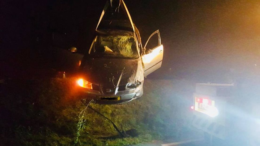 Een auto heeft in de nacht van vrijdag op zaterdag een flinke duik gemaakt bij de ovatonde in Nijmegen. De bestuurder zag de bocht waarschijnlijk te laat en is de helling afgereden. Vijftig meter verder en acht meter lager kwam de auto tot stilstand.