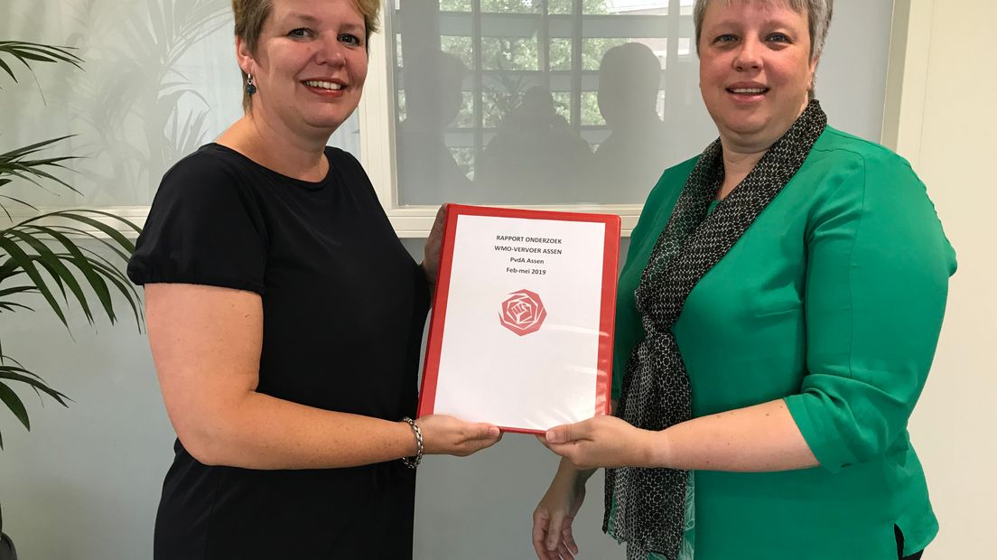 Wethouder Harmke Vlieg neemt het rapport in ontvangst van PvdA-raadslid Cindy Vorselman