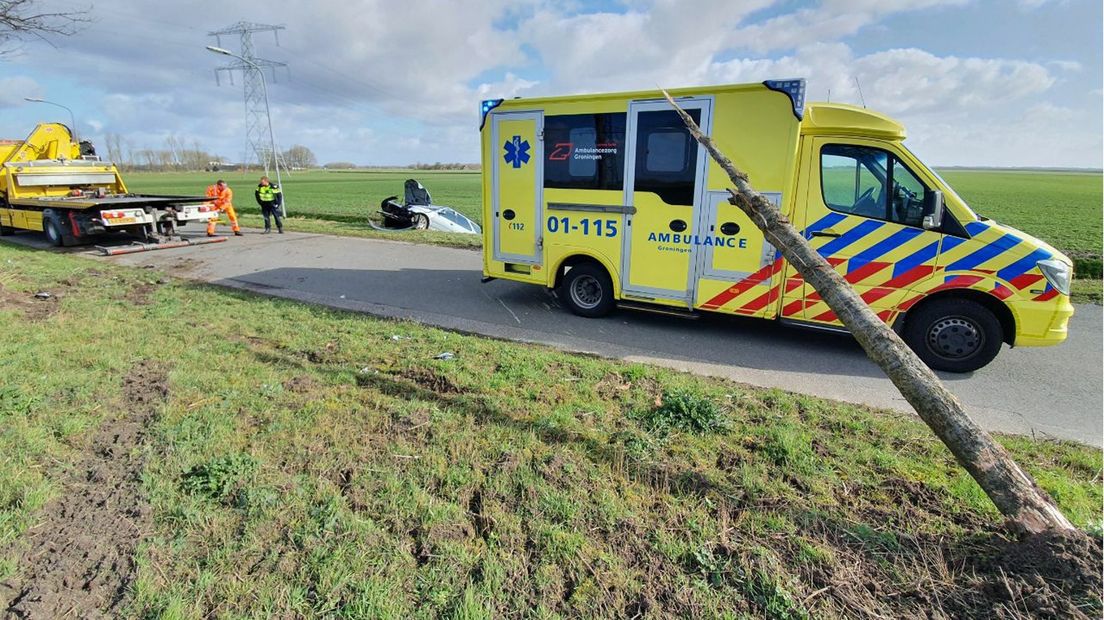 Een ambulance neemt poolshoogte bij de plek van het ongeval.