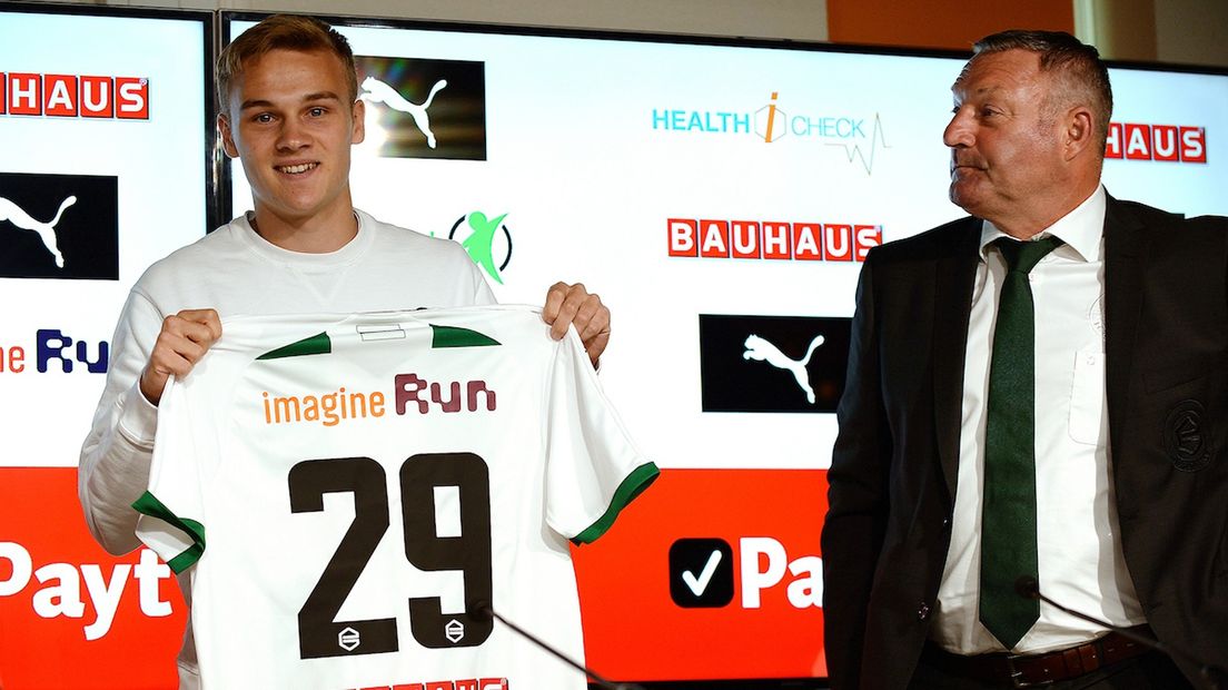 Tim Handwerker gaat bij FC Groningen met nummer 29 spelen. Rechts: Ron Jans.