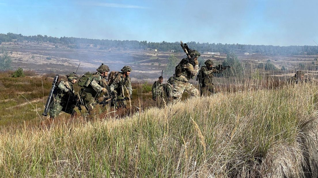 Pantserinfanteristen in actie in het veld
