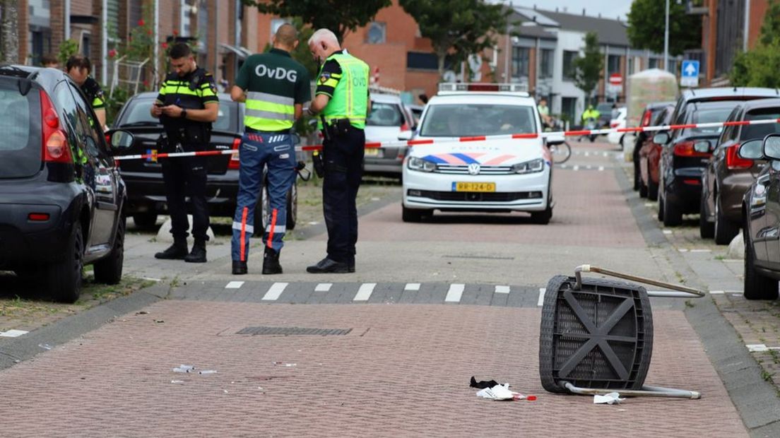 Het onderzoek in de Meeuwstraat na de steekpartij.