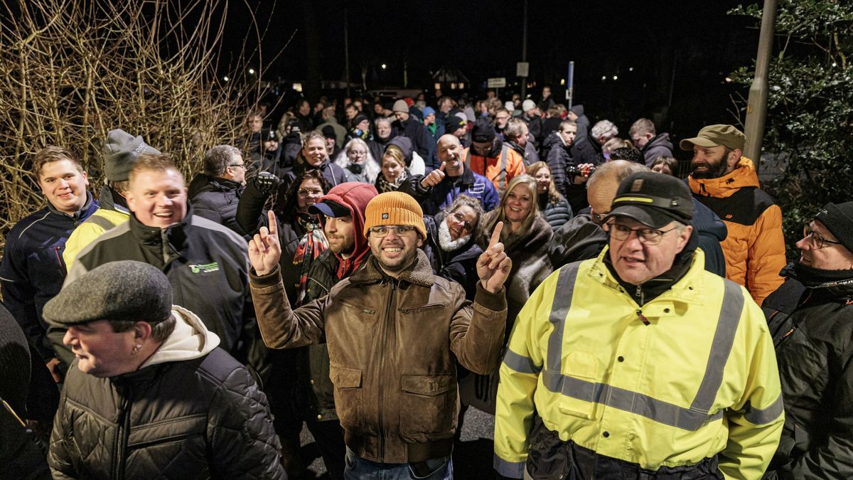 Honderden fans staan uren in de kou voor kaartje Normaal: 'Gekkenhuis'