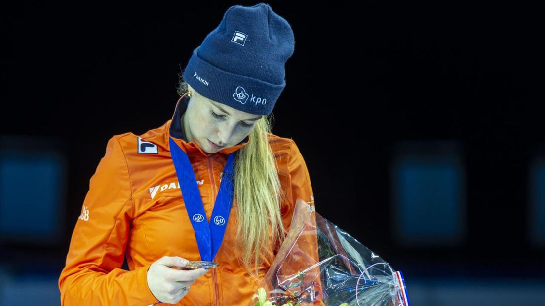 Lara van Ruijven met haar EK-brons op de 500 meter.
