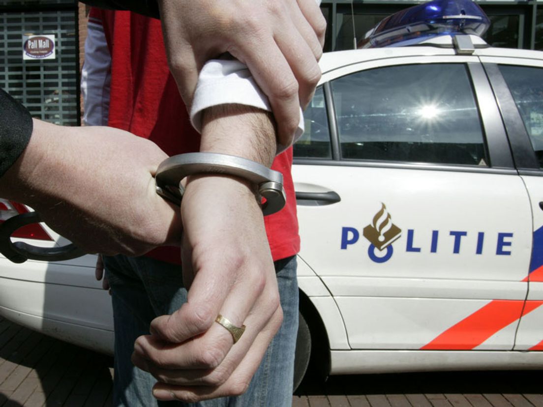 08-06-Handboeien.jpg
