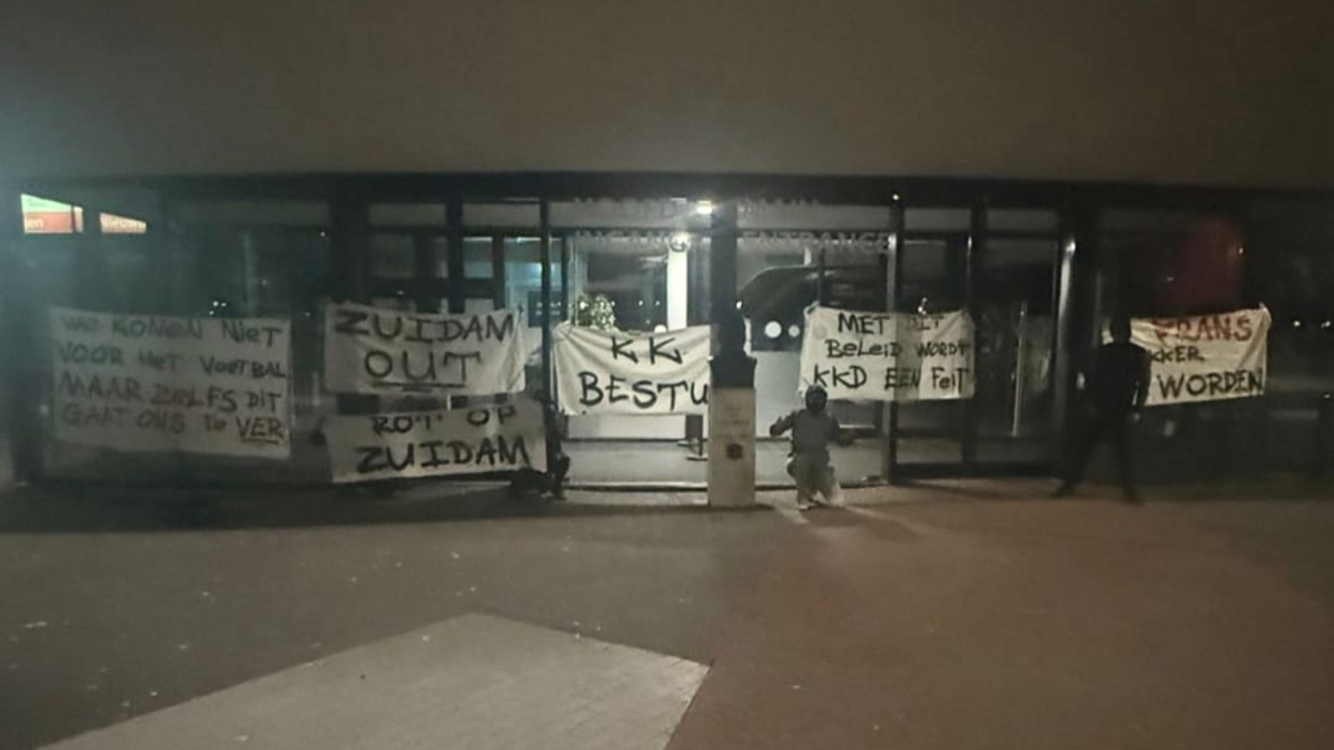 Protestspandoeken opgehangen bij stadion FC Utrecht: 'Zuidam out, Frans wakker worden'