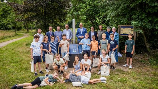 Foto: Leerlingen onthullen grondwatermeter in Putten: ‘Heel erg leuk’