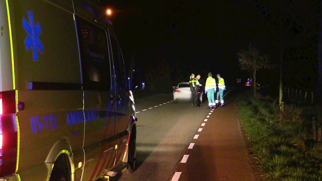 Busje botst met hoge snelheid op personenauto in Enschede