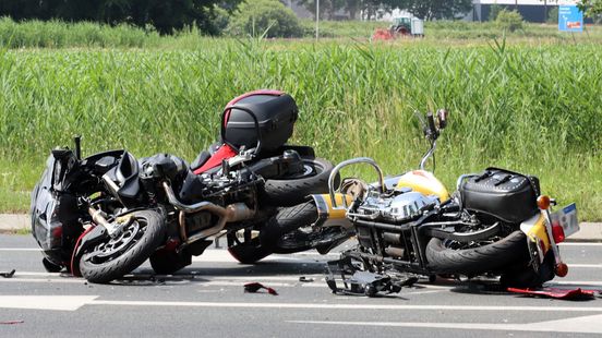 Motorrijders gewond bij verkeersongeluk tussen De Klomp en Renswoude. Motorrijders gewond bij verkeersongeluk tussen De Klomp en Renswoude.