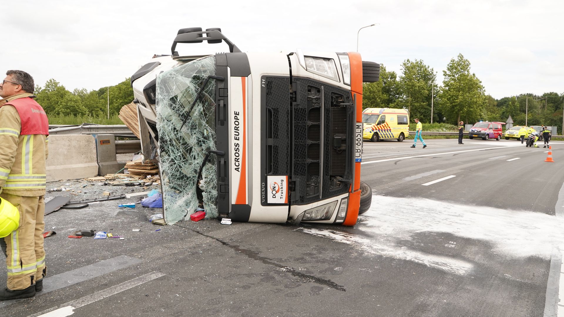 A16 Deels Afgesloten Door Gekantelde Vrachtwagen - Rijnmond